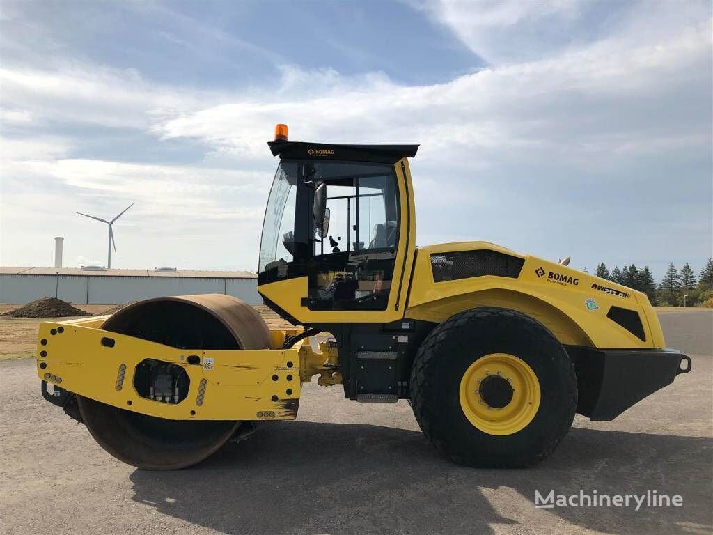 BOMAG BW 213 D-5  compactador de tierra