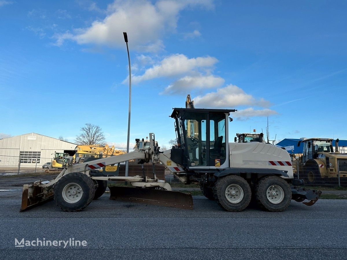 New Holland 106.6 mit Ripper motoniveladora