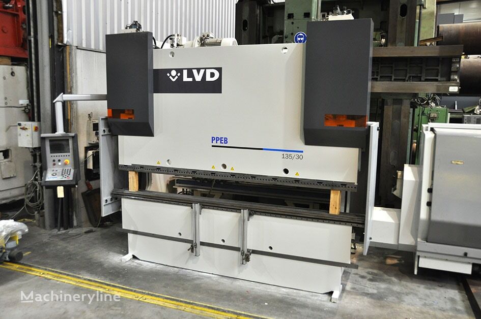 LVD PPEB 135/31 máquina curvadora de chapa